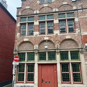 https://medieval-modern-renovated-house.hotelsghent.com